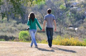 Y salió el amor, a recorrer nuestros caminos, a visitar ciudades, a mezclarse entre la gente. Un extraño viento lo llevaba y lo traía, y con él iba su voz, su alegría&hellip;