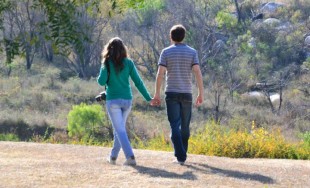 Y salió el amor, a recorrer nuestros caminos, a visitar ciudades, a mezclarse entre la gente. Un extraño viento lo llevaba y lo traía, y con él iba su voz, su alegría&hellip;