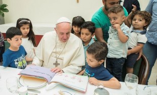 &nbsp; 12/08/2016 – En el día de ayer el Santo Padre Francisco compartió su mesa con un grupo de 21 refugiados sirios que actualmente viven en Roma acogidos por la Comunidad de San&hellip;