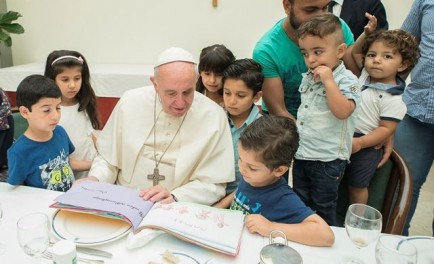 &nbsp; 12/08/2016 – En el día de ayer el Santo Padre Francisco compartió su mesa con un grupo de 21 refugiados sirios que actualmente viven en Roma acogidos por la Comunidad de San&hellip;