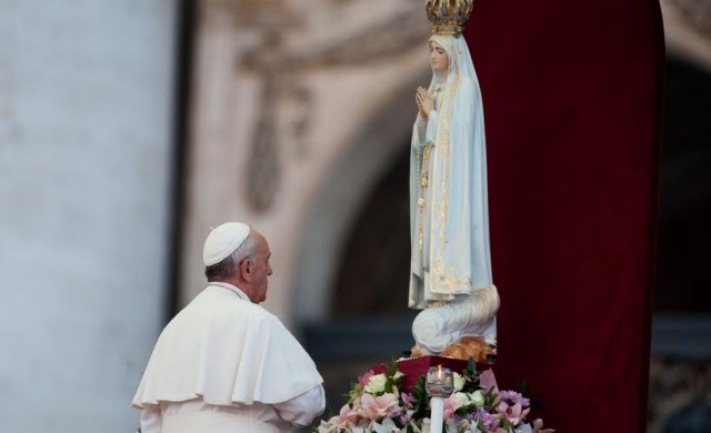 15/08/2016 – Miles de fieles y peregrinos volvieron a darse cita en la Plaza de San Pedro para rezar el Ángelus con el Papa Francisco en la solemnidad de la Asunción de la&hellip;