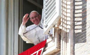 29/01/2018 – Asomado desde la ventana del Palacio Apostólico, el Papa Francisco rezó junto a miles de fieles la oración mariana del Ángelus. Meditó sobre la liturgia del día, que presenta el&hellip;