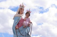 Santa María, Madre nuestra que en cada misterio del Santo Rosario nos brindas al Salvador. Acudimos a ti necesitados. Nos alegramos que desde…