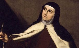 Cada 15 de octubre la Iglesia celebra a Santa Teresa de Jesús. Reformadora del Carmelo, Madre de las Carmelitas Descalzas y de los Carmelitas Descalzos, es patrona de los escritores católicos y Doctora de la Iglesia (1970). Es la primera mujer, que junto a Santa Catalina de Siena recibe este título.
Nace en Ávila el 28 de Marzo de 1515, en la casa señorial de Don Alonso Sánchez de Cepeda y Doña Beatriz Dávila de Ahumada. Eran 10 los hermanos de Teresa y 2 los hermanastros, pues su padre tuvo dos hijos en un matrimonio anterior.
Desde muy pequeña manifestó interés por las vidas de los santos y las gestas de caballería. A los 6 años  llegó a iniciar una fuga con su hermano Rodrigo para convertirse en mártir en tierra de moros, pero fue frustrada por su tío que los descubre aún a vista de las murallas. Juegan entonces a ser ermitaños haciéndose una cabaña en el huerto de la casa.
Reina entonces en España un espíritu de aventura y conquista: parten guerreros a Flandes, conquistadores a América, y la literatura vive de este espíritu. En manos de Teresa caen algunos de estos libros y entonces ella sueña con ser una de las damas que se acicalan y perfuman para sus galanes ilustres. El coqueteo le gusta, pues encuentra además la complicidad de sus primas y la corteja un primo suyo.
Su madre muere en 1528 contando ella 13 años, y pide entonces a la Virgen que la adopte hija suya. Sin embargo sigue siendo “… enemiguísima de ser monja,” (Vida 2,8), y al ver su padre con malos ojos su relación con su primo, decide internarla en 1531 en el colegio de Gracia, regido por agustinas, donde ella echará de menos a su primo pero se encontrará muy a gusto.
A medida que se hace mayor, la vocación religiosa se le va planteando como una alternativa, aunque en lucha con el atractivo del mundo. Su hermano Rodrigo parte a América, su hermana María al matrimonio y una amiga suya ingresa en La Encarnación. Con ella mantendrá largas conversaciones que la llevan al convencimiento de su vocación, ingresando, con la oposición de su padre, en 1535.
Dos años después, en 1537, sufre una dura enfermedad, que provoca que su padre la saque de la Encarnación para darle cuidados médicos, pero no mejora y llega a estar 4 días inconsciente, todo el mundo la da por muerta. Finalmente se recupera y puede volver a La Encarnación dos años despues en 1539, aunque tullida por las secuelas, tardará en valerse por sí misma alrededor de 3 años. Muere su padre en 1544.


Reformadora del Carmelo
La vida conventual era entonces muy relajada con cerca de 200 monjas en el monasterio y gran libertad para salir y recibir visitantes. Teresa tenía un vago descontento con este régimen tan abierto, pero estaba muy cómoda en su amplia celda con bonitas vistas, y con la vida social que le permitían las salidas y las visitas en el locutorio.
En la cuaresma del año 1554, contando ella 39 años y 19 como religiosa llora ante un Cristo llagado pidiéndole fuerzas para no ofenderle. Desde este momento su oración mental se llena de visiones y estados sobrenaturales, aunque alternados siempre con periodos de sequedad.
Aunque recibe muchas visiones y experiencias místicas elevadas, es una visión muy viva y terrible del infierno la que le produce el anhelo de querer vivir su entrega religiosa con todo su rigor y perfección, llevándola a la reforma del Carmelo y la primera fundación.
Esta primera fundación será una aventura burocrática y humana con muchos altibajos: su confesor aprueba un día y reprueba otro, el Provincial apoya con entusiasmo, para luego retirarse, y el Obispo que nunca había dudado de Santa Teresa, llegado el momento titubea. En un momento parece que todo fracasa y Teresa, siempre obediente, se retira a su celda sin nada poder hacer, aunque Doña Guiomar de Ulloa y el Padre Ibáñez logran de Roma la autorización.
Por obediencia parte entonces a Toledo varios meses, para consolar a la viuda Luisa de la Cerda. Esta distancia favorecerá los progresos del monasterio de San José de Ávila, que continúan con mayor discreción, a escondidas, a pesar de los rumores. Regresará para encontrarse con el breve del Papa.
Fundado el 24 de Agosto de 1562, encuentra una terrible hostilidad, proveniente de la Iglesia que ve ninguneada su autoridad, se alzan algunas voces pidiendo el derribo del nuevo convento, toda la ciudad está alborotada, y Teresa debe abandonarlo dejando a las cuatro novicias solas, para volver a su celda de La Encarnación. Sólo se podrá incorporar un año después de su fundación, dejando la celda amplia y las comodidades de La Encarnación por las estrecheces de San José de Ávila, pequeño y austero hasta el extremo.
Por mucho tiempo parece que la fundación de la nueva orden tendría sólo este monasterio, hasta que Teresa vuelve a llorar al saber que las necesidades de misiones en América son importantes. Escucha entonces en oración: “…Espera un poco hija, y verás grandes cosas.”, y poco después le llegan instrucciones y autorización para fundar más conventos.
Comienza aquí una intensa actividad de Santa Teresa que sólo termina con su muerte, en la que compaginará el gobierno de su orden, con las fundaciones de nuevos conventos y la redacción de sus libros, sin perder nunca el buen ánimo ni la esperanza, en la confianza de que no era su voluntad lo que estaba cumpliendo y que le llegarían los apoyos que necesitara, como así fue en todo momento.
Fundó en total 17 conventos: Ávila (1562), Medina del Campo (1567), Malagón (1568), Valladolid (1568), Toledo (1569), Pastrana (1569), Salamanca (1570), Alba de Tormes (1571), Segovia (1574), Beas de Segura (1575), Sevilla (1575), Caravaca de la Cruz (1576), Villanueva de la Jara (1580),  Palencia (1580), Soria (1581), Granada (1582) y Burgos (1582), en el año de su muerte.
A  estos conventos hay que sumar el primero del Carmelo masculino que funda con San Juan de la Cruz en Duruelo (1567). Santa Teresa conoció a San Juan de la Cruz en Medina del Campo contando ella 52 años y él 24, y le convenció para unirse a la reforma, olvidando sus planes de retirarse a la cartuja de El Paular.
Regresando de la fundación de Burgos, hace parada en Medina del Campo, pero es requerida en Alba de Tormes por la Duquesa de Alba. Está enferma y agotada. Muere en brazos de Ana de San Bartolomé la noche del 4 de Octubre al 15 de Octubre de 1582 (y esto por coincidir con el cambio del calendario Juliano al Gregoriano).

Santa Teresa, la doctora
Muere sin haber publicado ninguna de sus obras, sin haber logrado fundar en Madrid (a pesar de su ilusión), sin haber separado la orden de descalzos de la de calzados y con dudas sobre si sus monasterios se podrían mantener con el espíritu que ella infundió.
Teresa escribió muy poco por iniciativa suya, muchas cartas, alguna poesía y anotaciones. Pero sus obras maestras son fruto de la obediencia a sus superiores, que veían el interés de que escribiera sus experiencias y enseñanzas. Y así comienza todos sus escritos mayores aceptando su encargo con obediencia, pero con notable esfuerzo por su parte.
Escribir le supone un esfuerzo importante, lo hace, en ocasiones, ocupando la otra mano con la rueca, tal y como ella explica: “…  casi hurtando el tiempo y con pena porque me estorbo de hilar y por estar en casa pobre y con hartas ocupaciones”  (Vida 10,7)
La Inquisición vigiló muy de cerca sus escritos temiendo textos que incitaran a seguir el cisma iniciado en Europa, o se alejaran en algún punto de la recta doctrina. Muchos de sus textos están autocensurados, temiendo esta vigilancia. Su manuscrito “Meditaciones Sobre El Cantar de los Cantares” lo quemó ella misma por orden de su confesor, en una época en que estaba prohibida la difusión de las Sagradas Escrituras en romance.
Su vida es fiel reflejo de lo que avisaba a sus monjas: que las gracias recibidas en la oración son para darnos fuerza en servir a los demás. Aunque Teresa es conocida por lo elevado de las gracias místicas y visiones que recibe, su oración no la aparta del mundo, sino que hace que se entregue con especial fuerza y respaldo a las obras que le son encomendadas sufriendo en viajes, discusiones y continuas trabas, burlas y desplantes de sus contemporáneos.
Fue beatificada por Pablo V en 1614, canonizada por Gregorio XV en 1622, y nombrada doctora de la Iglesia Universal por Pablo VI en 1970. La primera mujer de las tres actuales doctoras de la Iglesia. Las otras son Santa Catalina de Siena y otra carmelita descalza: Santa Teresita del Niño Jesús.
 
Película de Santa Teresa
 