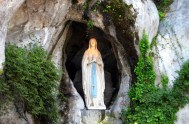 Cada 11 de febrero la Iglesia celebra a Nuestra Señora de Lourdes, patrona de los enfermos. El 11 de febrero de 1858, Bernadita,…