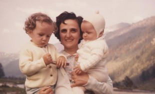 28/04/2016 -  Un  28 de abril de 1962, en Magenta, Italia partía a la casa del Padre Gianna Beretta Molla. Fue beatificada por Juan Pablo II el 24 de abril de 1994, Año Internacional de la Familia. El primer milagro que permitió su beatificación ocurrió el 9 de noviembre de 1977 en un hospital brasileño, fue una joven parturienta quien se curó de septicemia. El segundo milagro que abrió paso a la canonización fue el de Elisabete Arcolino Comparini, con tres meses de embarazo, perdió todo el líquido amniótico. Ella y su esposo le pidieron a la beata Molla y la niña nació bien en mayo del 2000. El nacimiento es científicamente inexplicable. La llamaron Gianna Maria.
Santa Gianna Beretta Molla es patrona de las mujeres embarazadas y los enfermos de cáncer

¿Quién fue Gianna? 
Gianna fue la décima de trece hijos, de una familia de clase media de Lombardía (al norte de Italia), estudió medicina y se especializó en pediatría, profesión que compaginó con su tarea de madre de familia. Fue una mujer activa y llena de energía, que conducía su propio vehículo algo poco común en esos días. Sus deportes favoritos eran esquí y el alpinismo.
Desde la oración reconoce que su vocación es el matrimonio. Conoce al ingeniero Pietro Molla. Comienza el período de noviazgo y el día 24 de septiembre de 1955, Gianna y Pietro contraen matrimonio en Magenta, en la Basílica de S. Martín.  En noviembre de 1956, Gianna dio a luz a su primer hijo, Pierluigi. En diciembre de 1957 vino al mundo Mariolina y en julio de 1959, Laura. Gianna logró armonizar con simplicidad y equilibrio, los deberes de madre, de esposa, de médico.

Su entrega
En septiembre de 1961, al cumplirse el segundo mes de embarazo le diagnosticaron un tumor en el útero. Su esposo, el ingeniero Molla manifestó que "le habían aconsejado una intervención quirúrgica. Esto le habría salvado la vida con toda seguridad. El aborto terapéutico y la extirpación del fibroma, le habrían permitido más adelante tener otros niños". "Gianna eligió la solución que era más arriesgada para ella".
Para salvar su vida le habían recomendado un aborto. Al negarse, murió al desarrollar una peritonitis séptica muy dolorosa. Como médico, ella sabía muy bien la realidad de su condición, pero prefirió morir para dar vida a su hija. Gianna decía:  "Si hay que decidir entre mi vida y la del niño, no duden; elijan-lo exijo- la suya. Salvénlo".
La mañana del 21 de abril de 1962 da a luz a Gianna Emanuela. El día 28 de abril, a los 39 años, también por la mañana, entre indecibles dolores y repitiendo la jaculatoria "Jesús, te amo; Jesús, te amo", murió.
Pablo VI describió a Gianna como "una madre que, para dar a luz a su bebé, sacrificó la suya propia en una inmolación deliberada".

"Mi esposa era una santa normal"
Al buscar entre los recuerdos de Gianna algo para ofrecerle a la priora de las Carmelitas descalzas de Milán, su esposo recuerda el , encontró en un libro de oraciones una pequeña imagen en la que, al dorso, Gianna había escrito de su puño y letra estas pocas palabras: "Señor, haz que la luz que se ha encendido en mi alma no se apague jamás". 