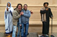 25/07/2016 – Julio Incardona es escultor y de gran talento. Es el autor de las imágenes del Cura Brochero y de Madre Teresa…