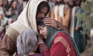El 29 de julio celebramos a Santa Marta, la hermana de María y de Lázaro. Vivía en Betania, pequeña población distante unos cuatro kilómetros de Jerusalén, en las cercanías del Monte de los Olivos. Jesús cuando visitaba Jerusalén acostumbraba hospedarse en la casa de estos tres discípulos en Betania, que, tal vez, habían cambiado también su morada de Galilea por la de Judea. Marta se esforzó en servirle lo mejor que pudo y, más tarde, reprochó a Jesús que no hubiera estado cuando murió su hermano Lázaro, despertando la conmoción de Jesús y el posterior milagro.
En los relatos evangélicos se toman las palabras que Jesús le dirigió: «Marta, Marta, te preocupas y te agitas por muchas cosas; y hay necesidad de pocas, o mejor, de una sola. María ha elegido la parte buena, que no le será quitada».
Santa Marta es considerada la patrona de los hosteleros, amas de casa, cuidadores de hogares de niños y ancianos y casas de retiro.
Marta aparece también en un banquete en el que participa también Lázaro, poco después de su resurrección: también esta vez aparece Marta como la mujer ocupada en el servicio, pero puede ser que para entonces ya lo sabía someter al Señor con mas amor, sin quejarse ni compararse.
De los años siguientes de la santa no tenemos ningún dato históricamente seguro, aunque según la leyenda de la Provenza, Marta fue con su hermana a Francia y evangelizó Tarascón. Ahí se dice que encontraron, en 1187, sus pretendidas reliquias, que todavía se veneran en su santuario.
Los primeros en dedicar una celebración litúrgica a santa Marta fueron los franciscanos en 1262, el 29 de julio, es decir, ocho días después de la fiesta de santa María Magdalena, impropiamente identificada con su hermana María.
