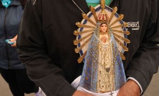 Cada 22 de agosto celebramos a la Santísima Virgen María como Reina. María es Reina por ser Madre de Jesús, Rey del Universo. La fiesta de hoy fue instituida por el Papa Pío XII, en 1955 para venerar a María como Reina igual que se hace con su Hijo, Cristo Rey, al final del año litúrgico. A Ella le corresponde no sólo por naturaleza sino por mérito el título de Reina Madre.
María ha sido elevada sobre la gloria de todos los santos y coronada de estrellas por su divino Hijo. Está sentada junto a Él y es Reina y Señora del universo.
María fue elegida para ser Madre de Dios y ella, sin dudar un momento, aceptó con alegría. Por esta razón, alcanza tales alturas de gloria. Nadie se le puede comparar ni en virtud ni en méritos. A Ella le pertenece la corona del Cielo y de la Tierra.
María está sentada en el Cielo, coronada por toda la eternidad, en un trono junto a su Hijo. Tiene, entre todos los santos, el mayor poder de intercesión ante su Hijo por ser la que más cerca está de Él.
La Iglesia la proclama Señora y Reina de los ángeles y de los santos, de los patriarcas y de los profetas, de los apóstoles y de los mártires, de los confesores y de las vírgenes. Es Reina del Cielo y de la Tierra, gloriosa y digna Reina del Universo, a quien podemos invocar día y noche, no sólo con el dulce nombre de Madre, sino también con el de Reina, como la saludan en el cielo con alegría y amor los ángeles y todos los santos.
La realeza de María no es un dogma de fe, pero es una verdad del cristianismo. Esta fiesta se celebra, no para introducir novedad alguna, sino para que brille a los ojos del mundo una verdad capaz de traer remedio a sus males.


María Reina según San Maximiliano Kolbe
"La inmaculada debe conquistar el mundo entero y cada individuo, así podrá llevar todo de nuevo a Dios. Es por esto que es tan importante reconocerla por quien Ella es y someternos por completo a Ella y a su reinado, el cual es todo bondad. Tenemos que ganar el universo y cada individuo ahora y en el futuro, hasta el fin de los tiempos, para la Inmaculada y a través de Ella para el Sagrado Corazón de Jesús. Por eso nuestro ideal debe ser: influenciar todo nuestro alrededor para ganar almas para la Inmaculada, para que Ella reine en todos los corazones que viven y los que vivirán en el futuro. Para esta misión debemos consagrarnos a la Inmaculada sin limites ni reservas."
 
María Reina según San Luis de Montfort en el Tratado de la Verdadera Devoción
35. María ha colaborado con el Espíritu Santo a la obra de los siglos, es decir, la Encarnación del Verbo. En consecuencia, Ella realizará también los mayores portentos de los últimos tiempos: la formación y educación de los grandes santos, que vivirán hacia el fin del mundo, están reservadas a Ella, porque sólo esta Virgen singular y milagrosa puede realizar en unión del Espíritu Santo, las cosas singulares y extraordinarias.
37. De lo que acabo de decir se sigue evidentemente: En primer lugar, que María ha recibido de Dios un gran dominio sobre las almas de los elegidos. Efectivamente, no podía fijar en ellos su morada, como el Padre le ha ordenado, ni formarlos, alimentarlos, darlos a luz para la eternidad como madre suya, poseerlos como propiedad personal, formarlos en Jesucristo y a Jesucristo en ello, echar en sus corazones las raíces de sus virtudes y ser la compañera indisoluble del Espíritu Santo para todas las obras de la gracia... No puede, repito, realizar todo esto, si no tiene derecho ni dominio sobre sus almas por gracia singular del Altísimo, que, habiéndole dado poder sobre su Hijo único y natural, se lo ha comunicado también sobre sus hijos adoptivos, no sólo en cuanto al cuerpo lo que sería poca cosa sino también en cuanto al alma.
38. María es la Reina del cielo yde la tierra, por gracia, como Cristo es su Rey por naturaleza y por conquista. Ahora bien, así como el reino de Jesucristo consiste principalmente en el corazón o interior del hombre, según estas palabras: "El reino de Dios está en medio de ustedes", del mismo modo, el reino de la Virgen María está principalmente en el interior del hombre, es decir, en su alma. Ella es glorificada sobre todo en las almas juntamente con su Hijo más que en todas las criaturas visibles, de modo que podemos llamarla con los Santos: Reina de los corazones.
 



 

Fuente: Catholic.net