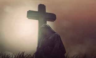 Cada 15 de Septiembre celebramos el día de María de los Dolores y ponemos nuestra mirada en María al pie de la Cruz de su Hijo. Desde la cruz, viendo Jesús a María y a Juan, el discípulo amado,  le dice:  ‘Mujer ahí tienes a tu hijo’. Luego dice al Discípulo: ‘Ahí tienes a tu Madre’  Y desde aquel momento el discípulo se la llevó a su casa  (Jn. 19,26-27).
Es la más universal de todas las advocaciones de la Virgen, pues no está vinculada a una aparición, sino que recuerda los dolores que sufrió la Madre de Jesús. Estos son: La profecía de Simeón, la huida de Egipto, el niño Jesús perdido en el Templo, el encuentro de Jesús y María camino al Calvario, la Crucifixión, el cuerpo de Jesús es bajado de la cruz, el entierro de Jesús.

Stabat Mater
Estaba la Madre dolorosa
junto a la Cruz llorando,
mientras su Hijo pendía.
Su alma llorosa,
triste y dolorida,
traspasada por una espada.
¡Cuán triste y afligida
estuvo aquella bendita
Madre del Unigénito!
Estaba triste y dolorosa,
como madre piadosa,
al ver las penas de su Divino Hijo.
¿Qué hombre no lloraría,
si viese a la Madre de Cristo
en tan atroz suplicio?
¿Quién no se compadecería,
al contemplar a la Madre de Cristo
dolerse con su Hijo?
Por los pecados de su pueblo,
vio a Jesús en los tormentos,
y sometido a los azotes.
Vio a su dulce Hijo
morir abandonado,
cuando entregó su espíritu.
¡Madre, fuente de amor!
Haz que sienta tu dolor
para que contigo llore.
Haz que arda mi corazón
en amor de Cristo mi Dios,
para que así le agrade.
¡Santa Madre! Haz esto:
graba las llagas del Crucificado
en mi corazón hondamente.
De tu Hijo lleno de heridas,
que se dignó padecer tanto por mi,
reparte conmigo las penas.
Haz que yo contigo piadosamente llore,
y que me conduela del Crucificado,
mientras yo viva.
Haz que esté contigo
junto a la Cruz;
pues deseo asociarme en el llanto.
¡Virgen la más ilustre de todas las vírgenes!
no seas ya dura para mí;
haz que contigo llore.
Haz que lleve la muerte de Cristo;
hazme socio de su Pasión
y que venere sus llagas.
Haz que, herido con sus heridas,
sea yo embriagado con la Cruz
y con la Sangre de tu Hijo.
Para que no me queme y arda en las llamas,
por ti, Virgen, sea defendido
en el día del juicio.
¡Cristo! Cuando salga de aquí,
dame, por tu Madre,
que llegue a la palma de la victoria.
Cuando el cuerpo muera,
haz que al alma se le de
la gloria del Paraíso.
Amén. Aleluya.
