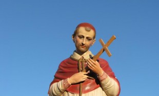 San Carlos cuyo nombre significa "hombre prudente" ha sido uno de los santos extraordinariamente activos a favor de la Iglesia y del pueblo que sobresale admirablemente. San Carlos Borromeo, un santo que tomó muy en serio aquella frase de Jesús: "Quien ahorra su vida, la pierde, pero el que gasta su vida por Mí, la ganará", murió relativamente joven porque desgastó totalmente su vida y sus energías por hacer progresar la religión y por ayudar a los más necesitados. Decía que un obispo demasiado cuidadoso de su salud no consigue llegar a ser santo y que a todo sacerdote y a todo apóstol deben sobrarle trabajos para hacer, en vez de tener tiempo de sobra para perder. Patrono de los catequistas y seminaristas.
Nació en Arjona (Italia) en 1538. Desde joven dio señales de ser muy consagrado a los estudios y exacto cumplidor de sus deberes de cada día. A los 21 años obtuvo el doctorado en derecho en la Universidad de Milán. Un hermano de su madre, el Cardenal Médicis, fue nombrado Papa con el nombre de Pío IV, y éste admirado de sus cualidades nombró a Carlos como secretario de Estado. Más tarde, renunció a sus riquezas, se ordenó de sacerdote, y luego de obispo y se dedicó por completo a la labor de salvar almas.
San Carlos fundó 740 escuelas de catecismo con 3,000 catequistas y 40,000 alumnos. Fundó además 6 seminarios para formar sacerdotes bien preparados, y redactó para esos institutos unos reglamentos tan sabios, que muchos obispos los copiaron para organizar según ellos sus propios seminarios. Fue amigo de San Pío V, San Francisco de Borja, San Felipe Neri, San Félix de Cantalicio y San Andrés Avelino y de varios santos más.
Murió cuando tenía apenas 46 años, el 4 de noviembre de 1584. En Arona, su pueblo natal, le fue levantada una inmensa estatua que todavía existe.
San Carlos fue oficialmente canonizado por Paulo V el 1ro de noviembre de 1610.
Oración a San Carlos Borromeo
Glorioso San Carlos, para todos modelo de fe,
de humildad, de pureza, de constancia en el sufrimiento.
Empleaste todos tus dones para la mayor gloria de Dios,
para la salvación de los hombres, con una donación total,
hasta el punto de ser víctima de tu entrega.
Concede a nosotros, tus devotos, firmeza
en nuestros propósitos, espíritu de sacrificio,
trabajo constante para el bien de los hermanos.
Danos fidelidad hacia el Señor, amor hacia la Iglesia,
constancia en las adversidades y perseverancia en el bien.
Dios Padre, no mires nuestros méritos,
sino los de tu siervo y nuestro protector, San Carlos.
Ayúdanos a ser fieles testigos de la fe, para que lleguemos
un día a disfrutar contigo del cielo.
Amén.
Fuente: Aciprensa