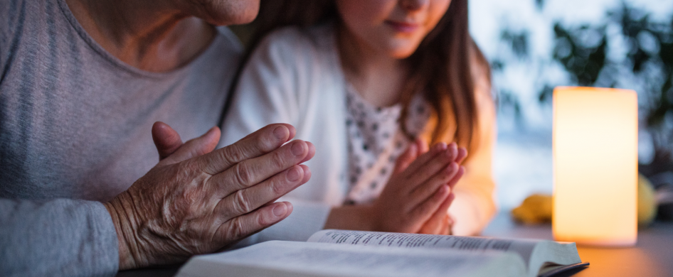 Un testamento solidario es una forma de extender tu misión con Radio María. Es una donación a futuro, a través de la cual estarás apoyando el servicio y esfuerzo de cientos de voluntarios que acercan la presencia sencilla y amorosa de María a realidades dolorosas de nuestro país y donde hay mucha sed de Dios.