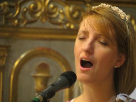 Terminada la celebración, Carina Ciceroni entonó 3 bellísimas canciones a María 