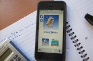 Quienes tienen teléfonos inteligentes y tablets ya pueden bajar del sitio web la aplicación que permite escuchar Radio María Argentina y Oleada Joven…