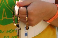 A lo largo de la programación de Radio María, rezamos los cuatro misterios del rosario cada día. Así la oración se convierte en…