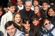 08/10/2015 – Cuando el Papa Francisco era monseñor Jorge Bergoglio, participó en Radio María en el programa “Voluntariando”, animado por voluntarios de Manos…