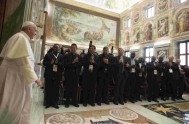 29/10/2015 – En la Sala Clementina, el Papa Francisco dirigió unas palabras a los directores y presidentes de las Radios María del mundo…