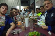 21/04/2017 – Un grupo de amigos voluntarios de Radio María en Córdoba se reúnen cada jueves a jugar al fútbol y compartir un espacio…