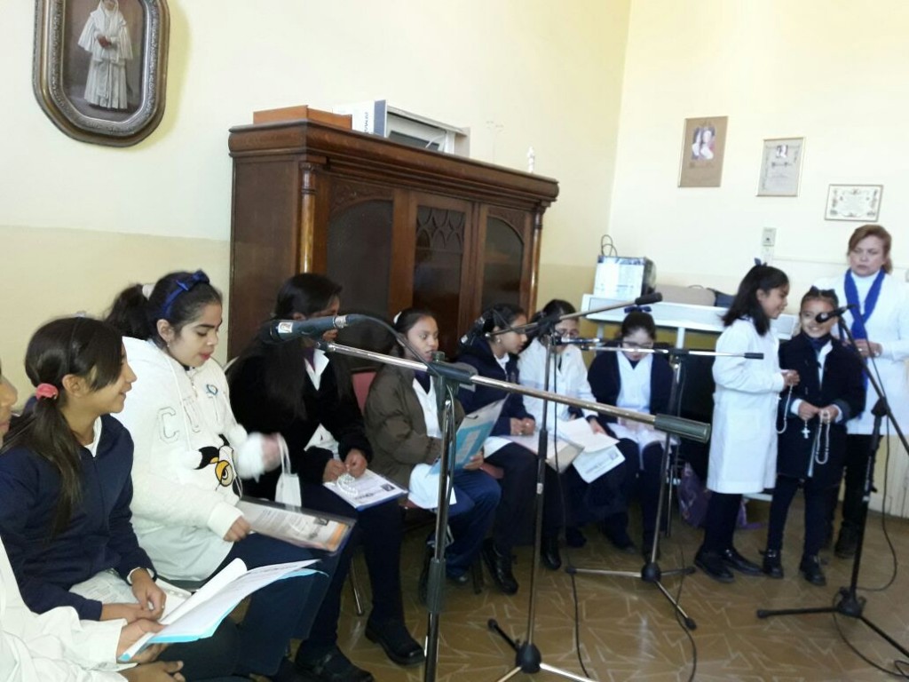 El Colegio Santa Rosa De Lima De Catamarca Celebro Su Aniversario Con El Rosario Radiomariano Institucional