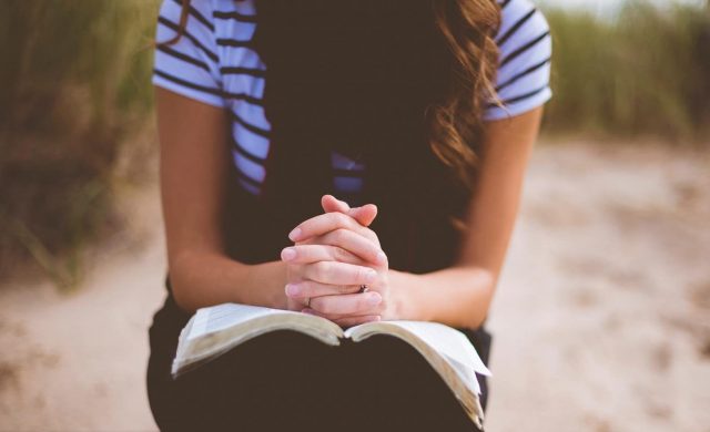 La Liturgia de la Horas nos permite consagrar el día a Dios, volver nuestra mirada a Él y resignificar los distintos momentos de la jornada, para vivirlos con Él y desde Él.