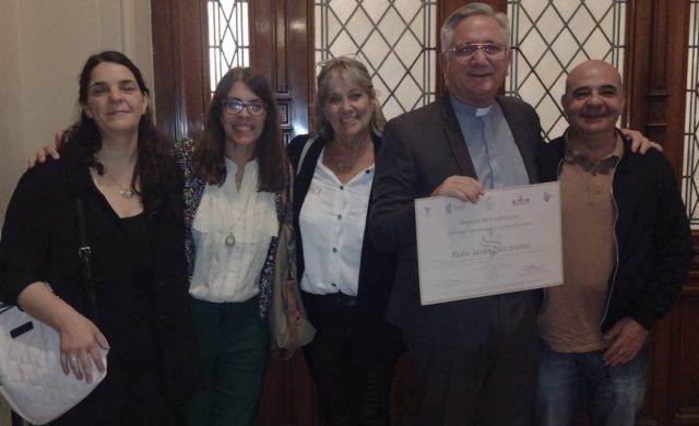 20/11/2025 - El Padre Javier Soteras recibió un reconocimiento por su liderazgo a lo largo de treinta años al servicio de la evangelización, en el marco de la edición 2025 de “Liderazgos…