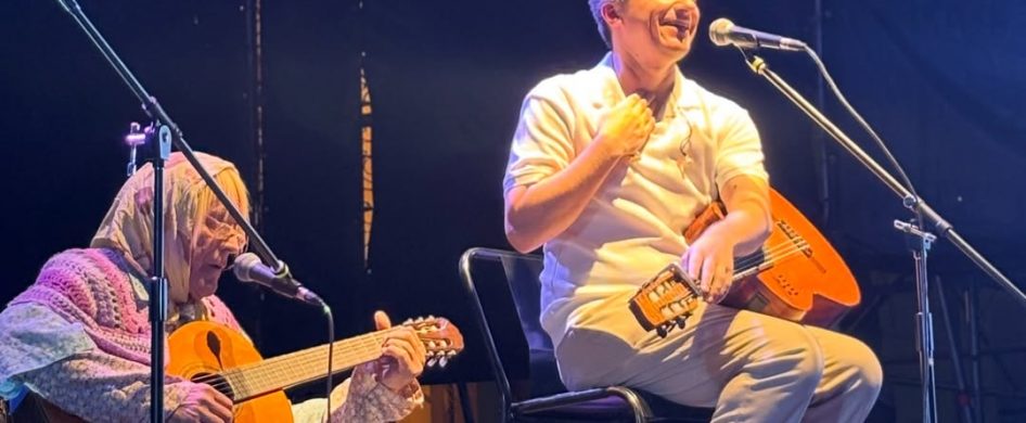 21/12/2025 - La segunda noche del festival fue para dejarse abrazar por la música y renovar la fe en comunidad. Nos volvimos a encontrar en la Explanada de la Catedral de Córdoba con una plaza colmada de personas predispuestas a vivir de manera especial cada una de las propuestas que nos regalaron los artistas invitados. Isabel Rodríguez nos entregó canciones&hellip;