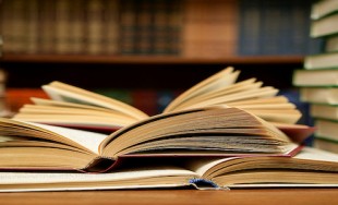 13/11/2025 - Como cada jueves, la mañana se llenó de recomendaciones literarias en Radio María, con Alberto…