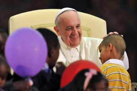 El niño que subió al escenario mientras el Papa hablaba y lo abrazó