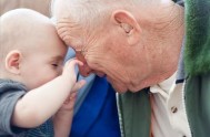 07/01/2014 - El pediatra Enrique Orschanski sostuvo que los abuelos transfieren a los nietos la pertenencia y la identidad familiar.