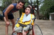 14/03/2014 - Dos hermanos desafían el límite de la discapacidad y corren maratones juntos.