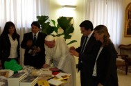 Los periodistas cordobeses Javier Cámara y Sebastián Pfaffen pudieron presentarle al Papa Francisco el libro de su autoría “Aquel Francisco” que recoge las…