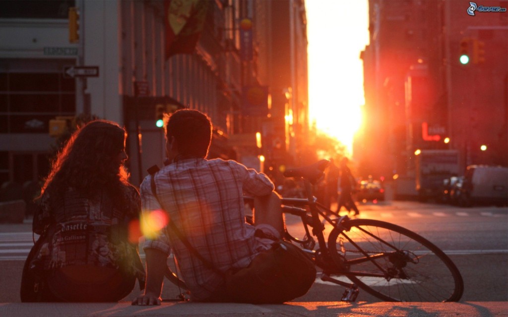 pareja-en-la-ciudad,-bicicleta,-puesta-de-sol-en-la-ciudad,-calle-179513