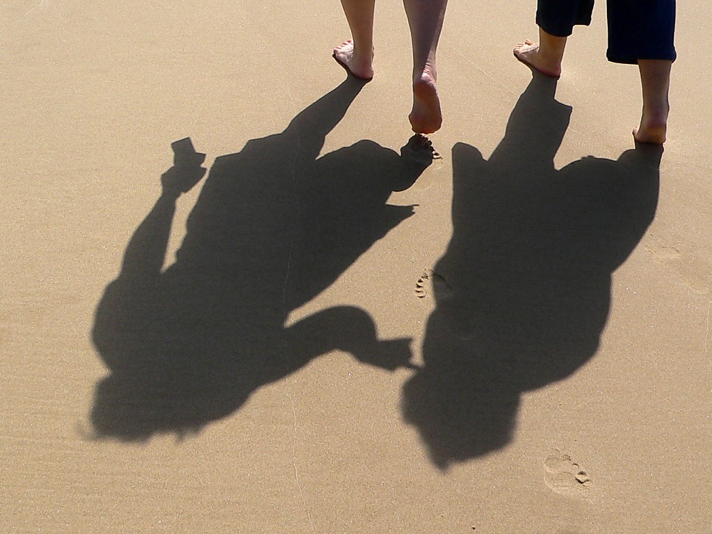 acompañamiento-personas-caminando-en-la-playa