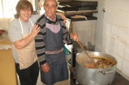 23/05/2016 –  Alfredo Balinotti tiene 84 años y cocina para 200 personas en la Noche de la Caridad de la parroquia Santa Rita.…