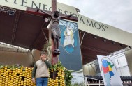 21/06/2016 – Cuni Ferreyra, es artesano y fue el creador de la cruz que presidió el escenario central del Congreso Eucarístico Nacional en la…