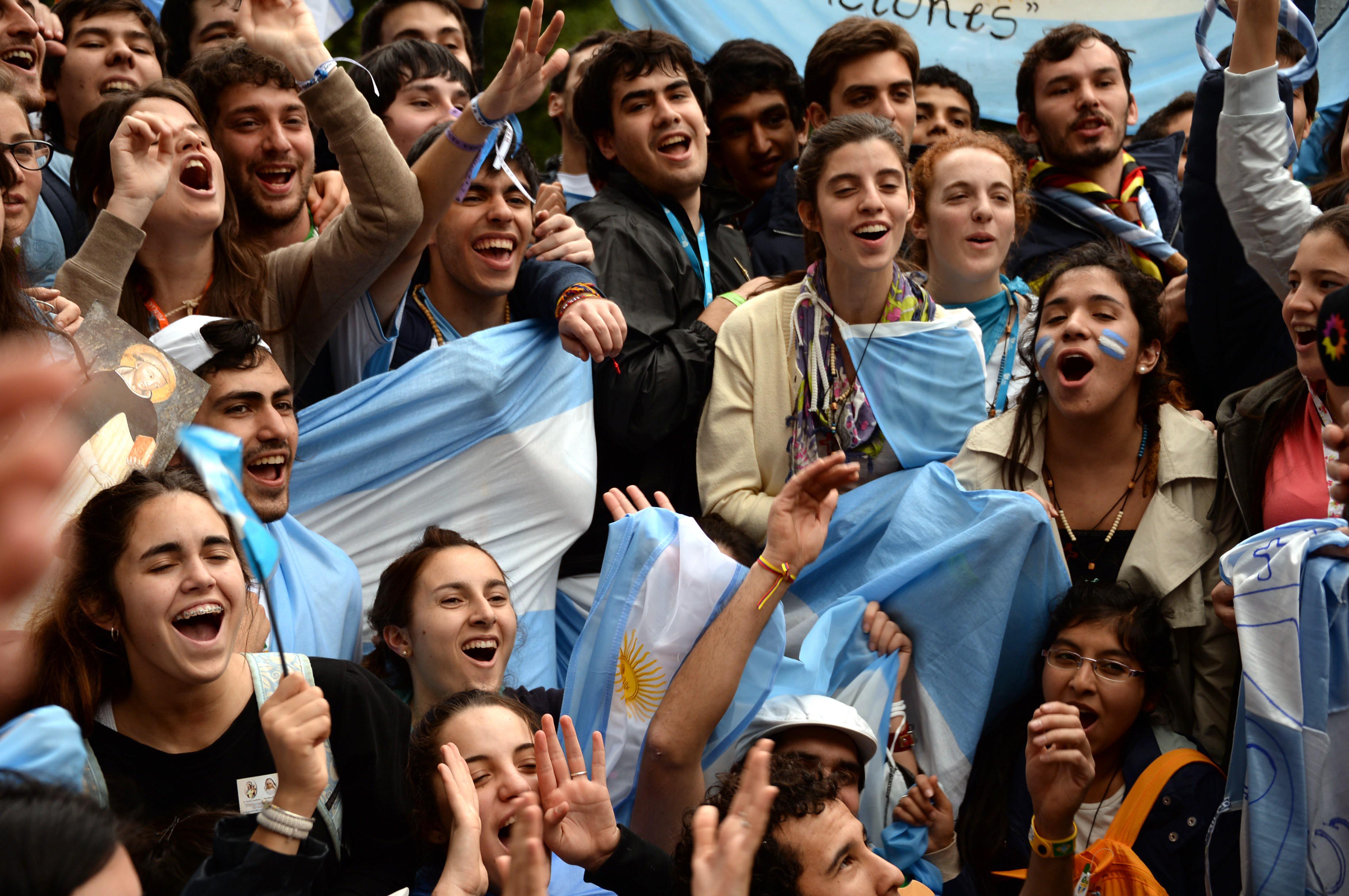 Monseñor Tissera acompañando a los jóvenes argentinos a la ...