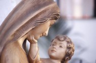 10/11/2016 – María es madre del Redentor y si queremos conocer y acercarnos al rostro de Cristo, en María encontramos una buena vía…
