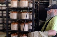 04/01/2017 – Un panadero solidario de Bariloche horneó más de 10 mil panes dulces para regalar en las fiestas: Hace 22 años que…