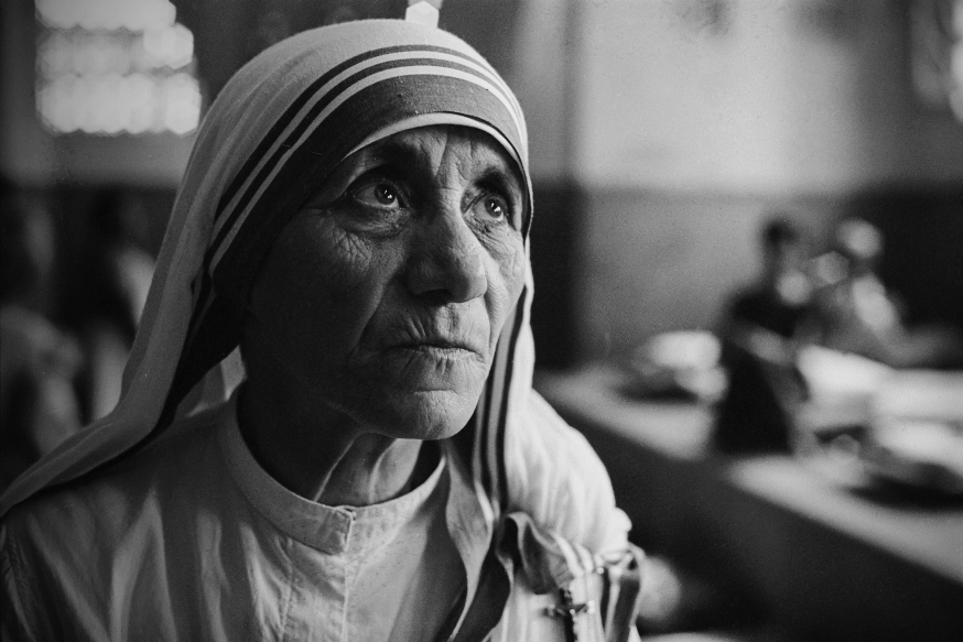 Albanian Roman Catholic nun and founder of the Missionaries of Charity, Mother Teresa (1910 - 1997) at a hospice for the destitute and dying in Kolkata (Calcutta), India, 1969. (Photo by Terry Fincher/Hulton Archive/Getty Images)