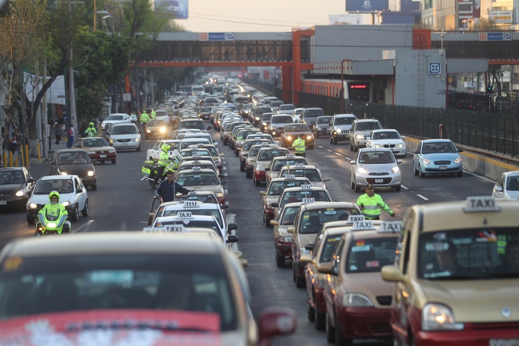 MÉXICO, D.F. 22NOVIEMBRE2011.- Cientos de taxistas marcharon con sus autos sobre calzada de Tlalpan de Viaducto al Zocalo exigiendo a las autoridades de Gobierno ajuste a las tarifas en el cobro de sus servicios. FOTO: LUIS CARBAYO/CUARTOSCURO.COM