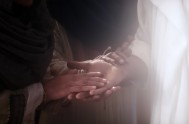 03/04/2018 – Compartimos un relato sobre cómo podría haber sido el encuentro entre Jesús Resucitado y María. María ahora está postrada rostro en…