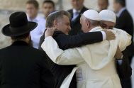 El histórico abrazo del papa Francisco, el rabino Skorka y el dirigente musulmán Omar Abboud, ante el Muro de los Lamentos, en Tierra…