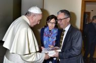 Austen Ivereigh, en compañía de su esposa, le entrega al papa Francisco un ejemplar de la biografía acerca de Jorge Bergoglio que publicó…