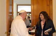 En Santa Marta, Evangelina Himitian le entregó su libro al papa Francisco, pocos meses después de la elección del pontífice. 21/06/2018 – La…