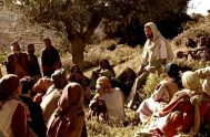 Se reunieron miles de personas, hasta el punto de atropellarse unos a otros. Jesús comenzó a decir, dirigiéndose primero a sus discípulos: “Cuídense…