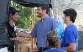 08/07/2024 – En este pasaje del Evangelio según San Mateo, Jesús se muestra profundamente conmovido ante una…
