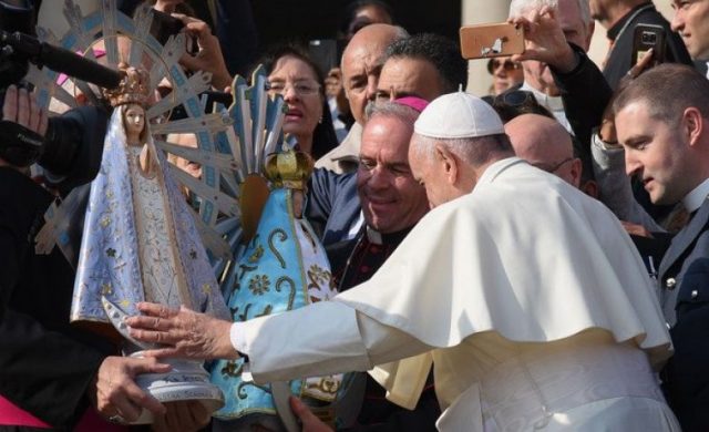 El Papa Francisco bendice la imagen de la Virgen de Luján