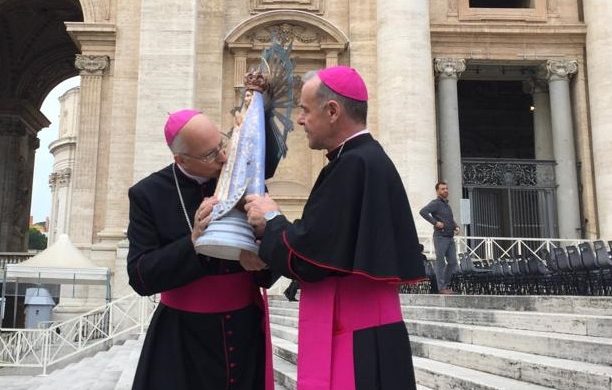 Los obispos castrenses de Reino Unido y Argentina en el Vaticano durante el intercambio de la imagen de la Virgen