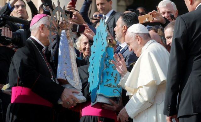 El Papa Francisco bendice la imagen de la Virgen de Luján