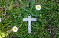 15/04/2022 – La mirada puesta en la cruz, la mirada es atraídas por Aquel que en esa cruz ha dado su vida y por…